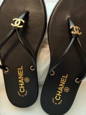 Chanel 26S Black Leather CC Logo Thong Flip Flop Sandals